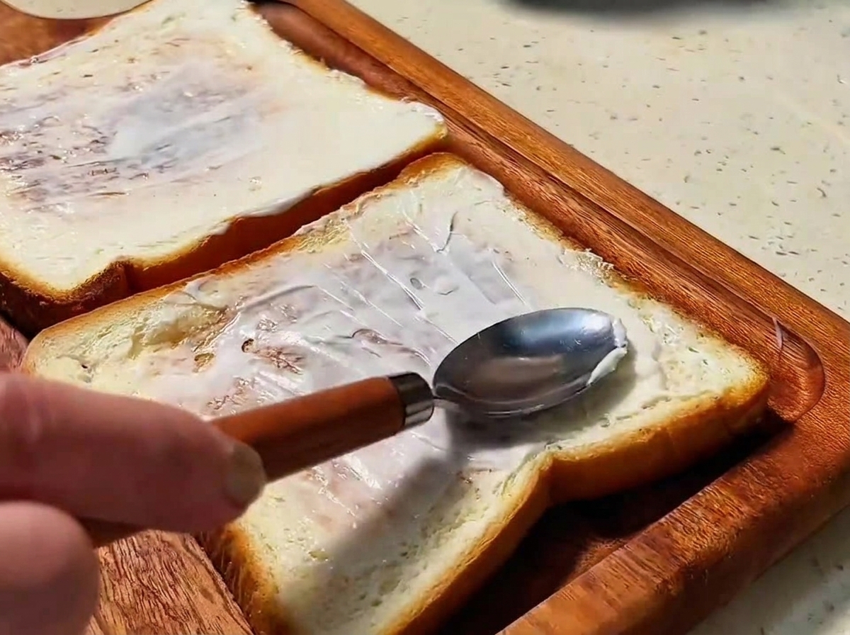 焼いた食パンにマヨネーズを塗っている様子