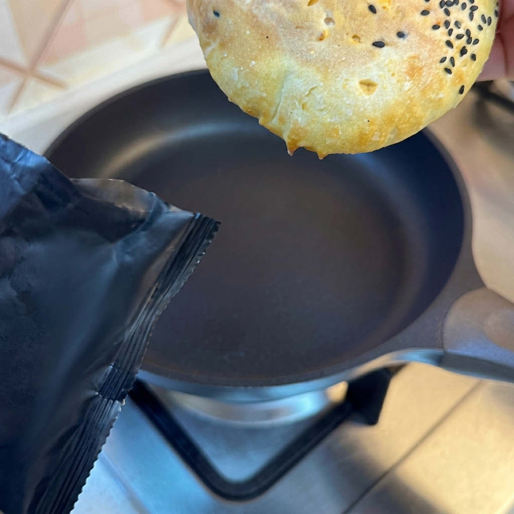 フライパンでこんがりと焼かれたバーガーバンズ。