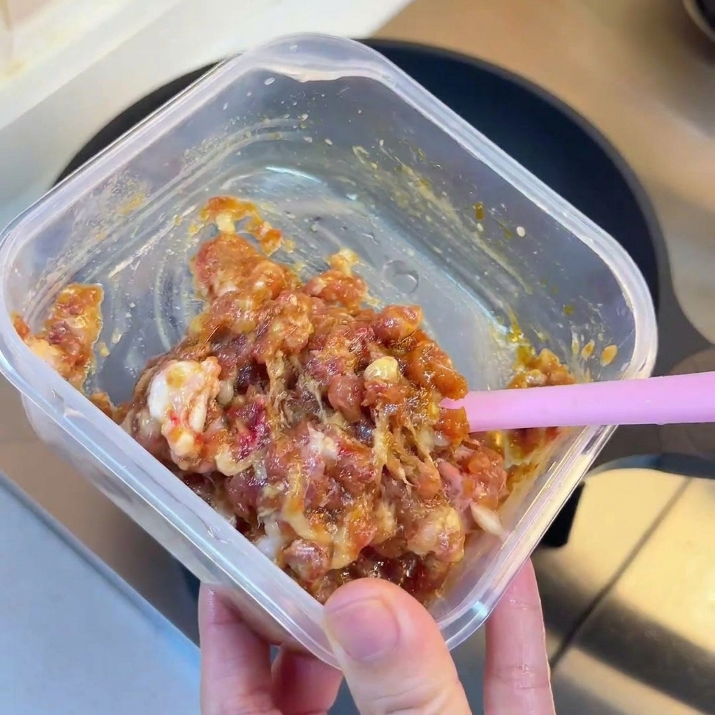 熱いフライパンで焼き色がついている挽肉。