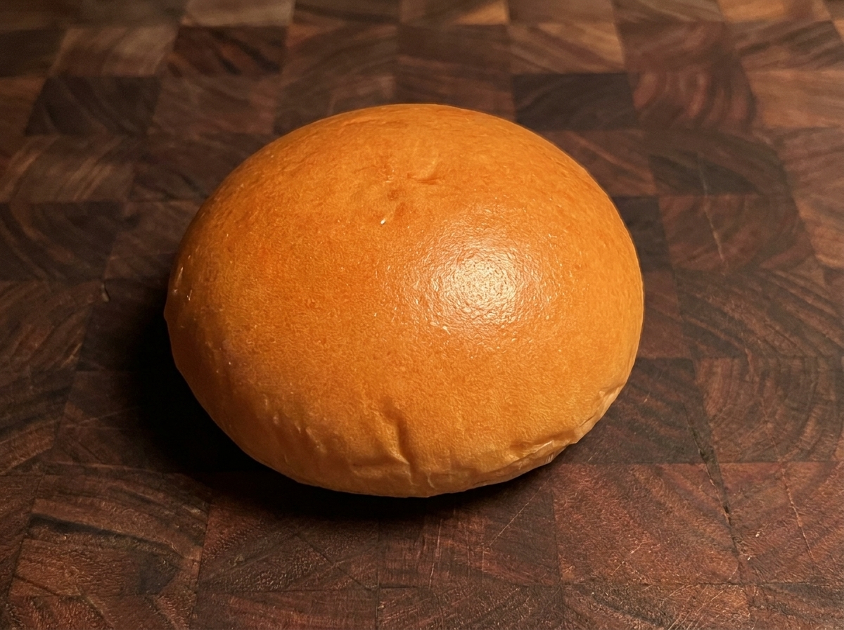 フライパンでこんがりと黄金色に焼かれたバーガーバンズ。