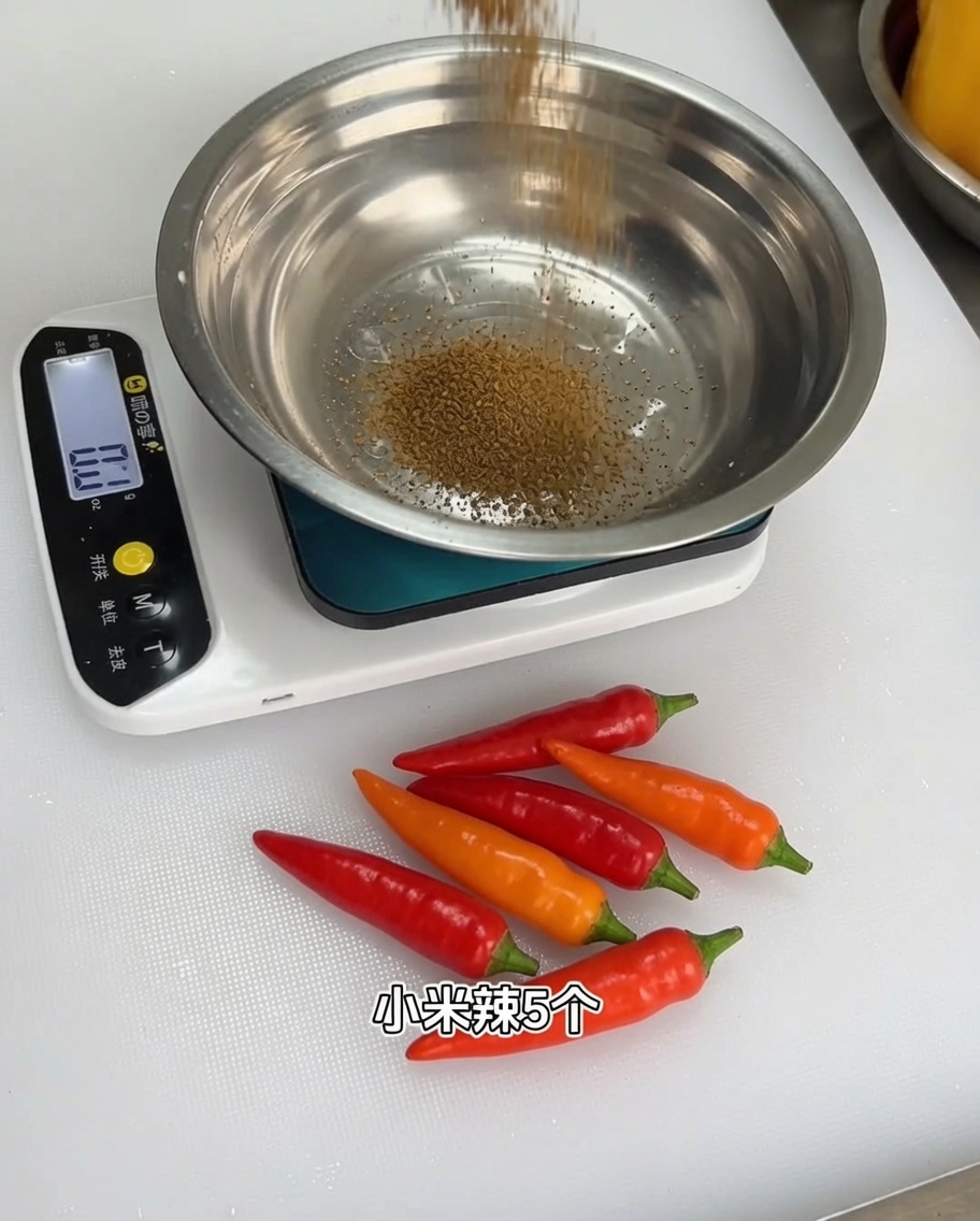 デジタルのキッチンスケールにのせたボウルに、香り高いスパイスパウダーを量り入れている様子。
