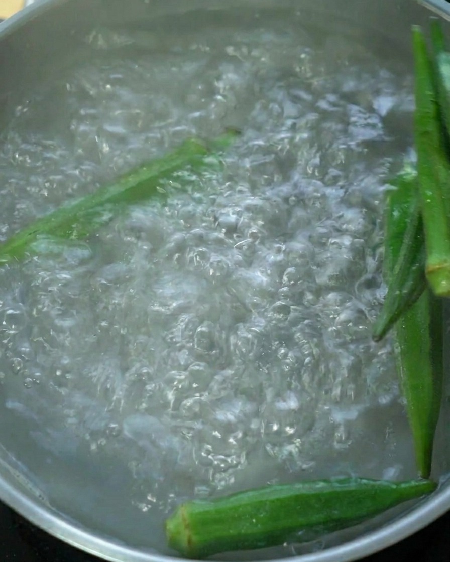 鍋で茹でている新鮮なオクラ。