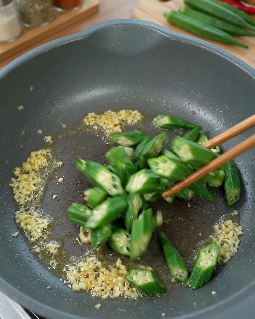 フライパンでオクラと生姜を炒めている様子。