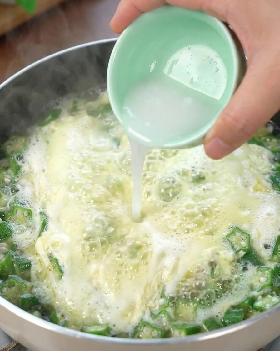 水溶き片栗粉を加えてとろみをつけたスープ。