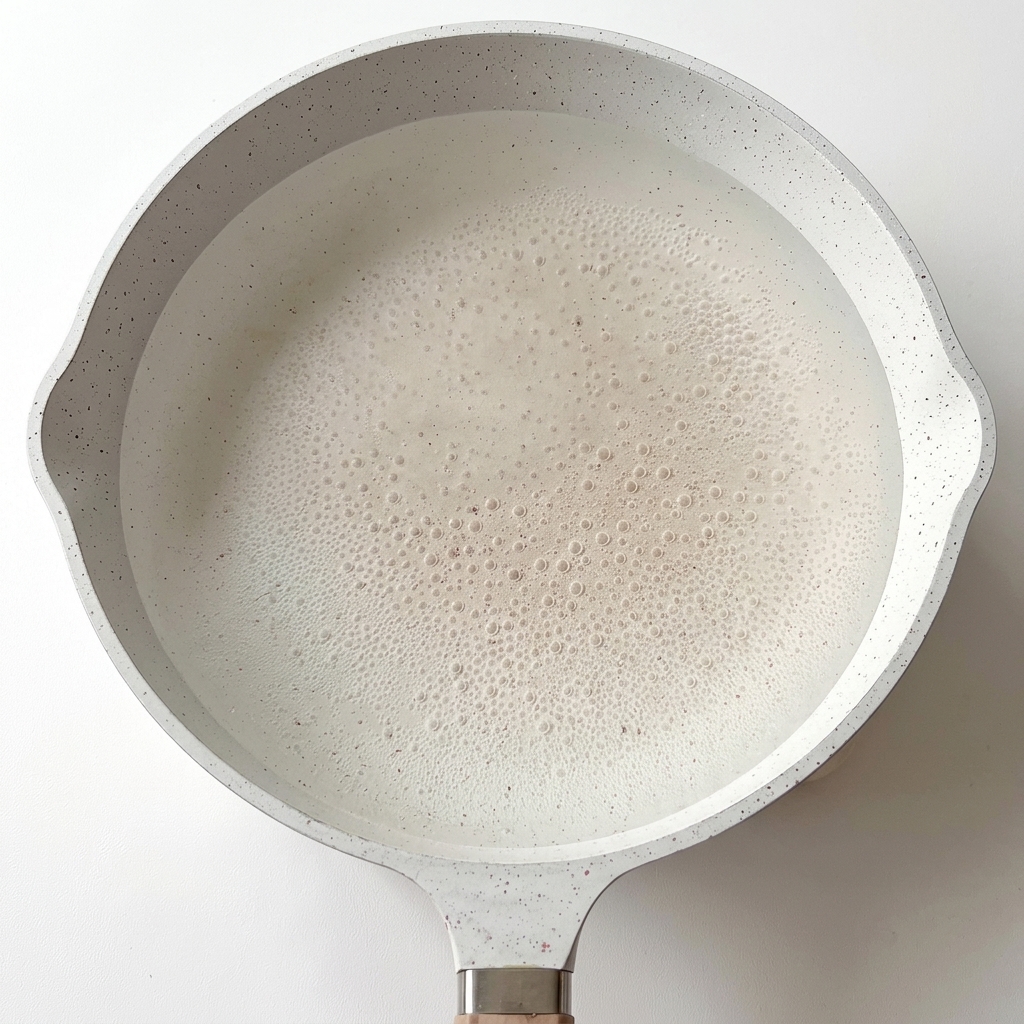 沸騰した鍋でフジッリを茹でている様子。