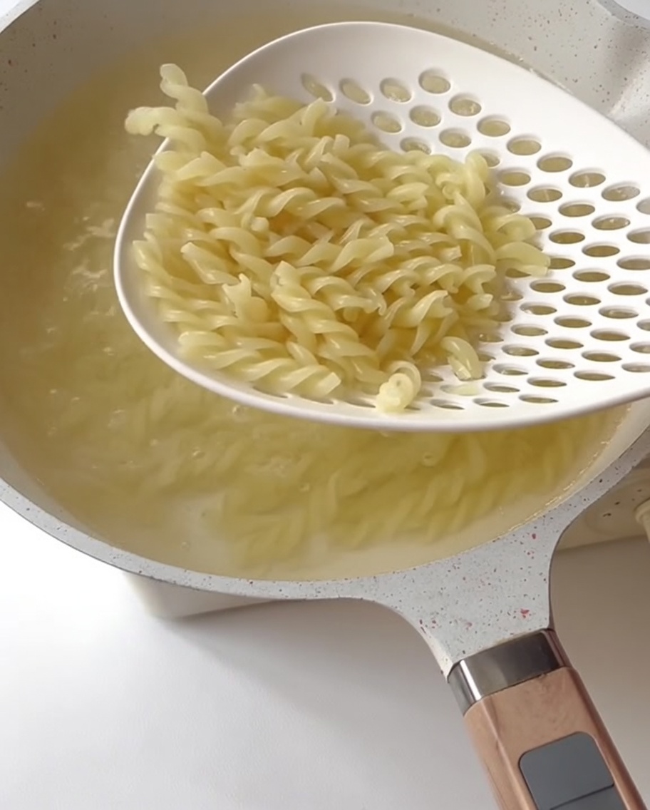 沸騰した湯でアスパラガスを茹でている様子。
