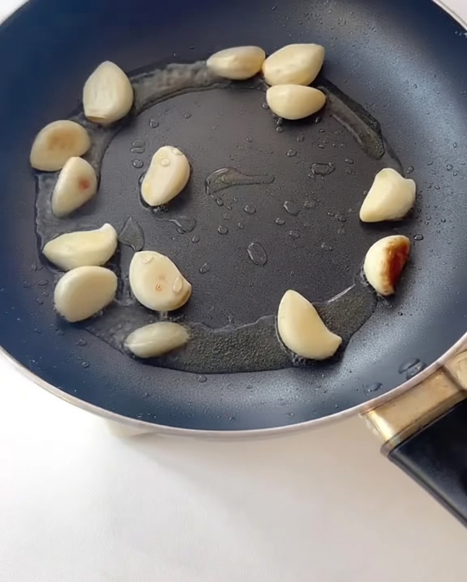 フライパンでベーコンを炒めている様子。