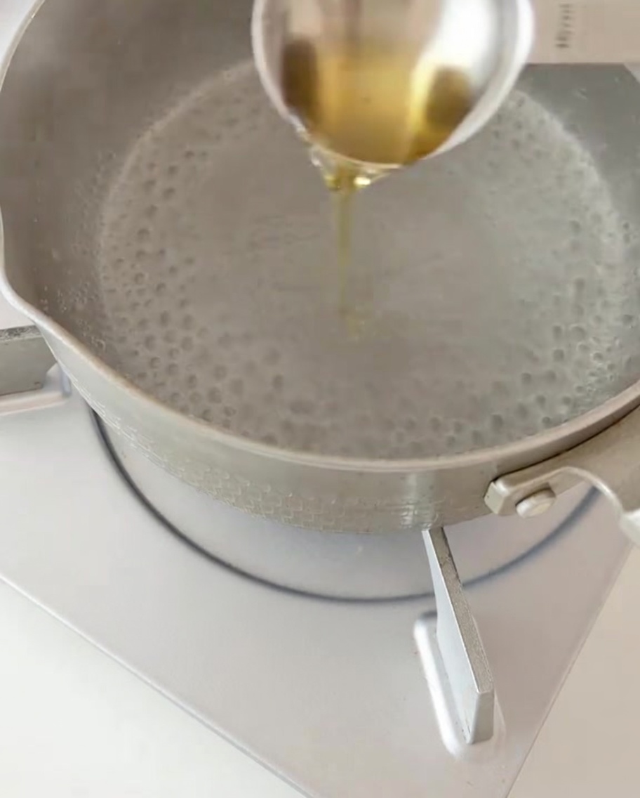 大きな鍋でフジッリを茹でている様子。