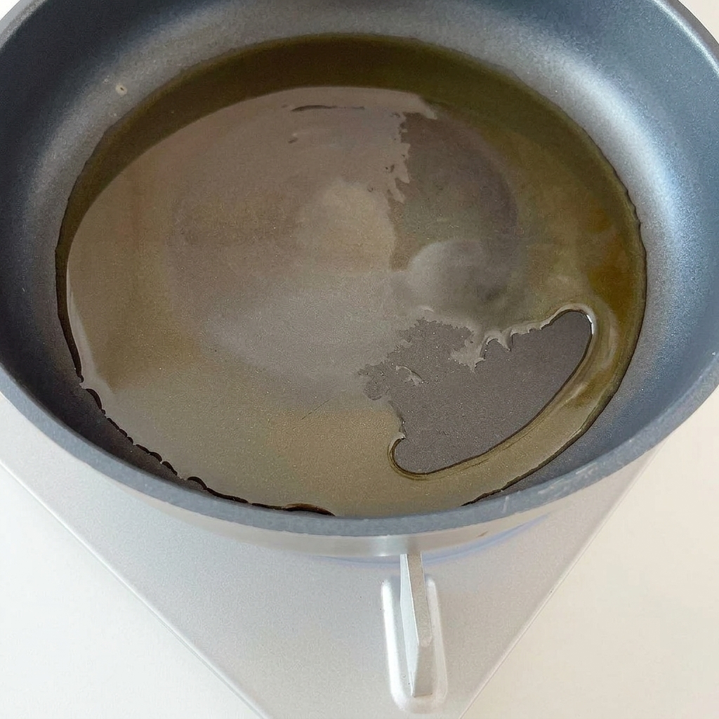 フライパンで玉ねぎを炒めている様子。
