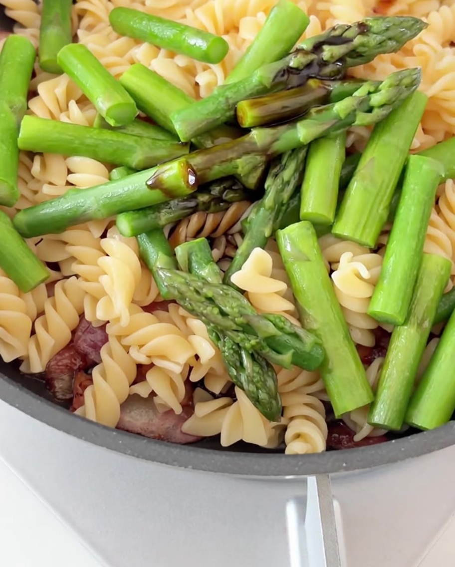 パスタに醤油とオイスターソースをかけている様子。