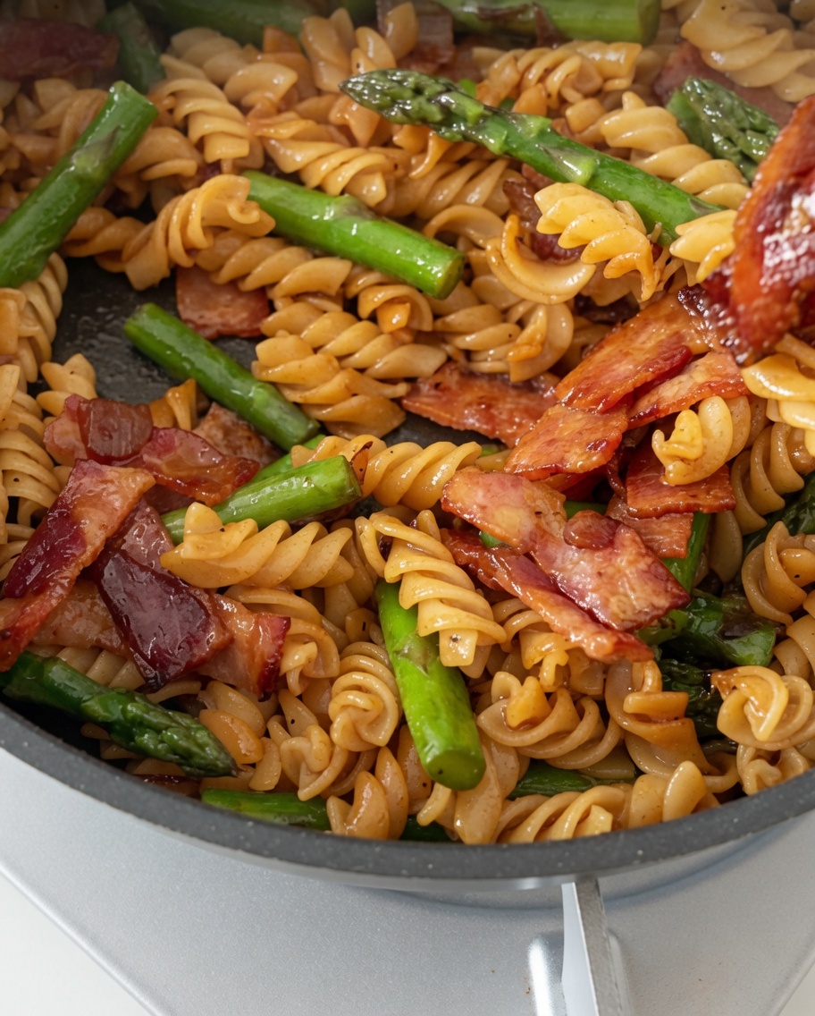 フライパンの中で手早く混ぜ合わせ、完成したパスタ。