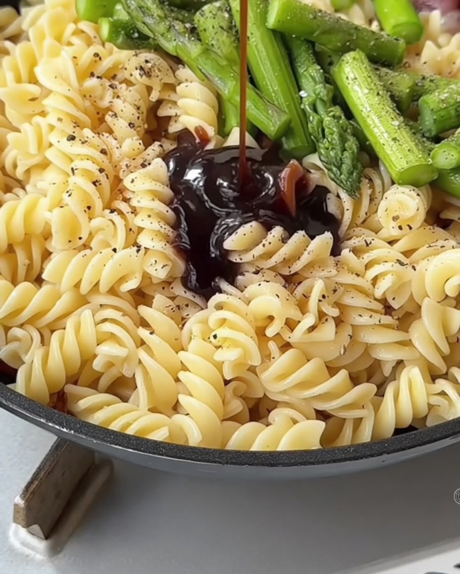オイスターソースと醤油の合わせ調味料をフライパンに回し入れている様子。