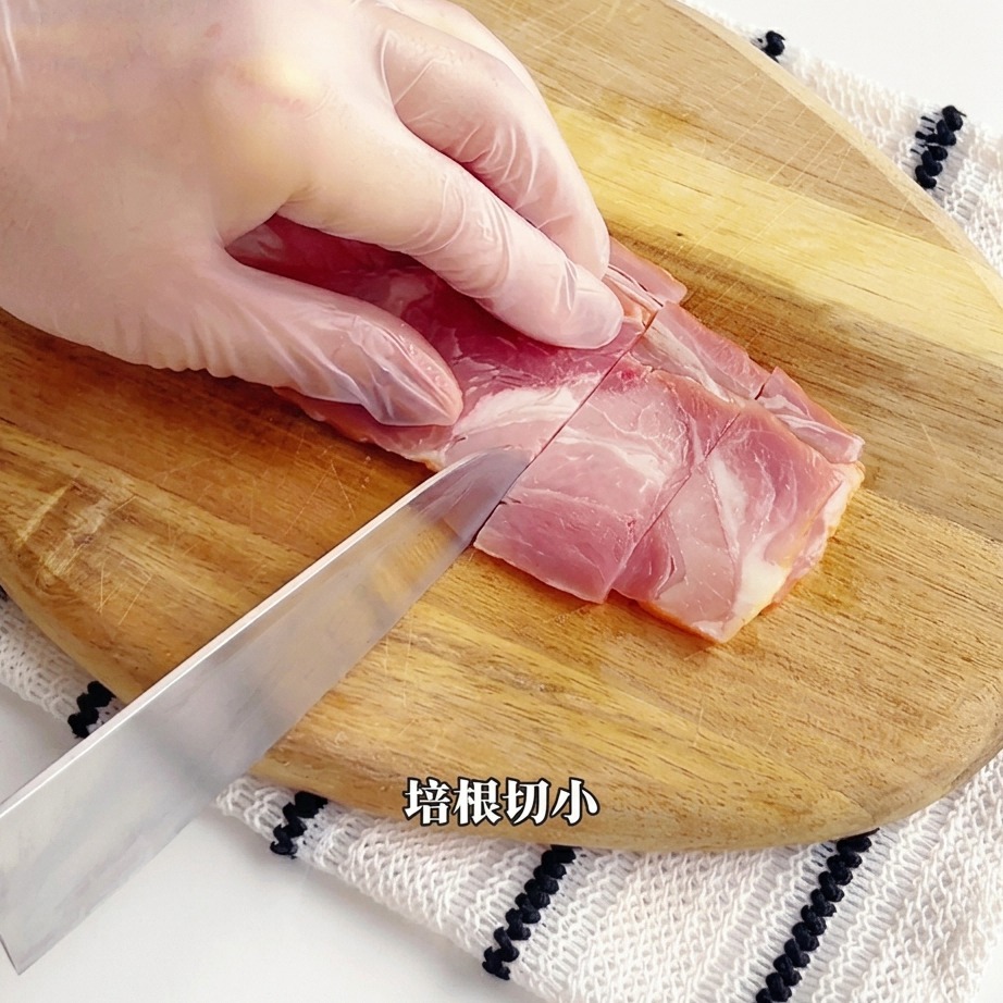 アスパラガスを一口大の長さに切り揃える様子。