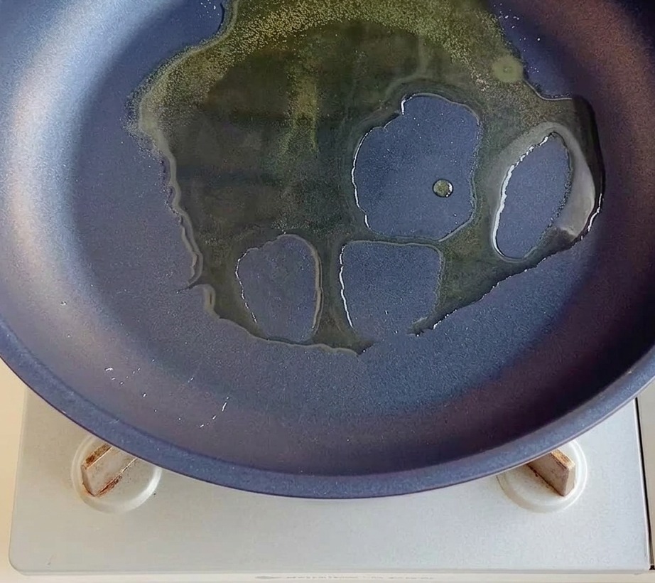 フライパンで赤玉ねぎを炒める様子。
