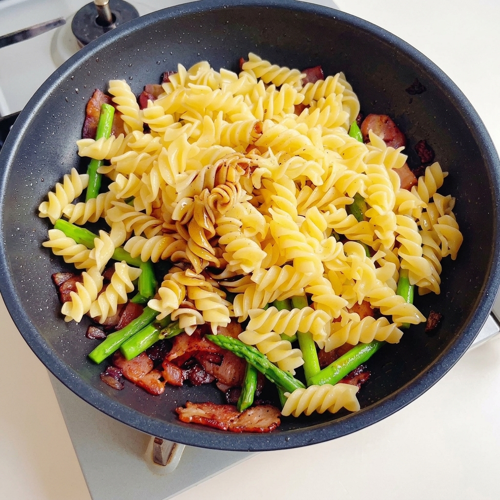 醤油とオイスターソースをかけて味付けする様子。