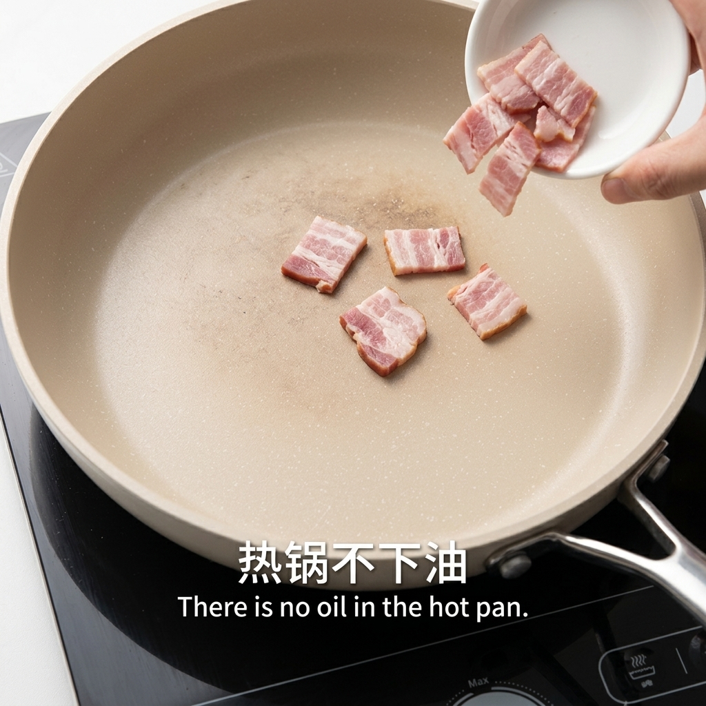 熱したフライパンで赤身のベーコンをきつね色になるまで炒めている様子。