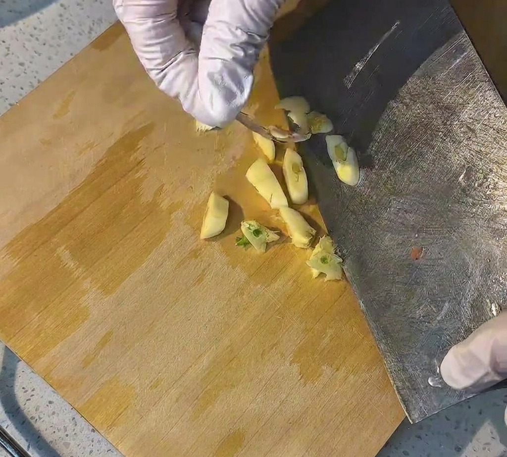 細かくみじん切りにされたにんにく