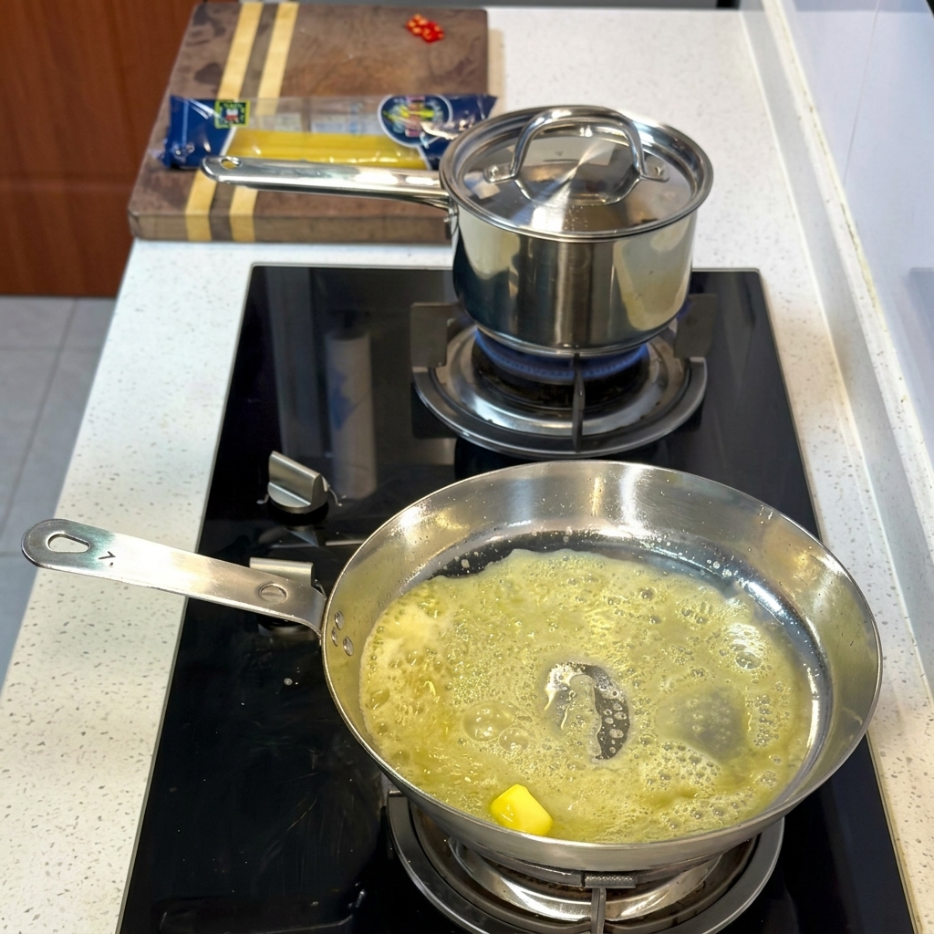 バターとオイルの中で焼き色がつくエビとホタテ。
