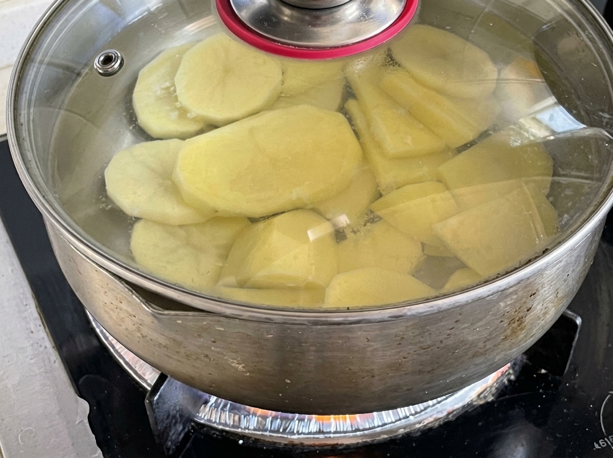 鍋の中でじゃがいもが茹でられている様子。