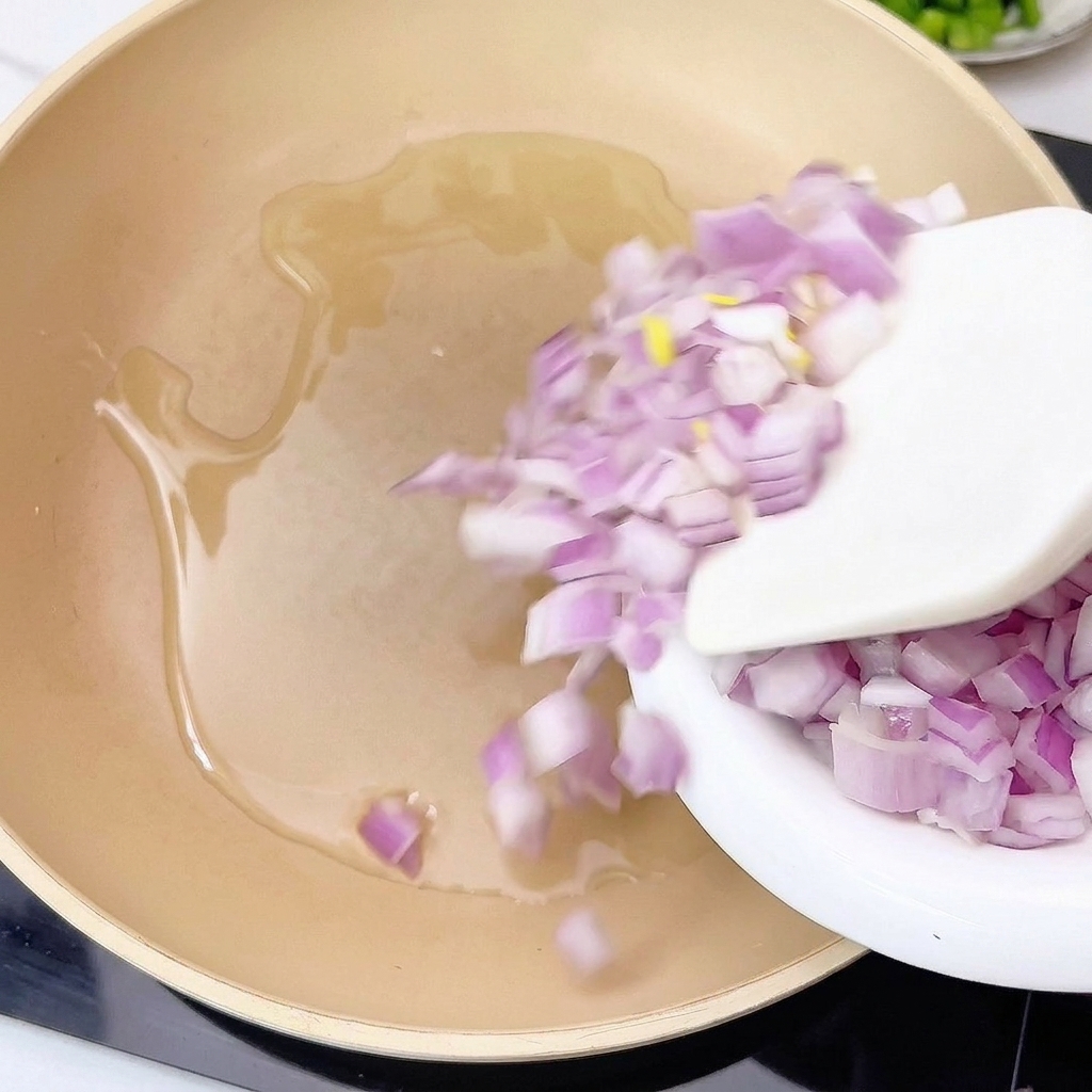 フライパンで玉ねぎとにんにくを炒めている様子