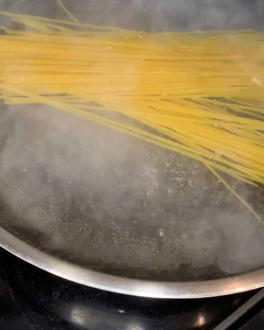 沸騰した大きなお鍋でパスタが茹でられている様子。