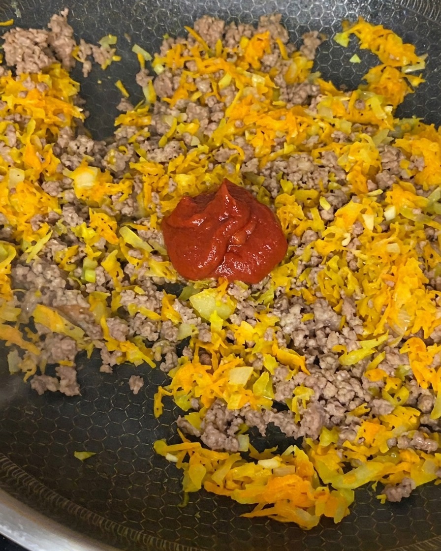 トマトペーストやカットトマトを加えて煮込んでいるソースの様子。