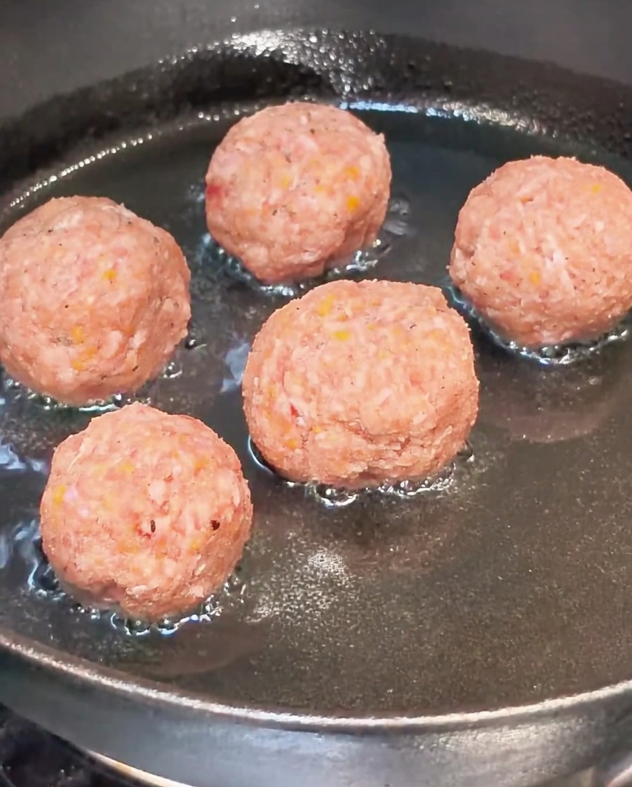 熱したフライパンでミートボールを焼く様子。