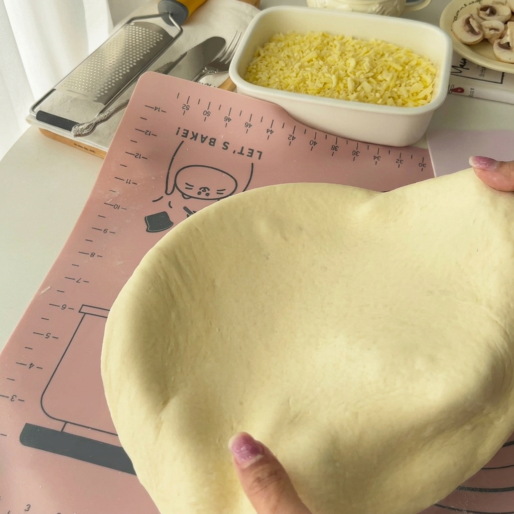 8インチのケーキ型の中に生地を押し込んでいる様子。