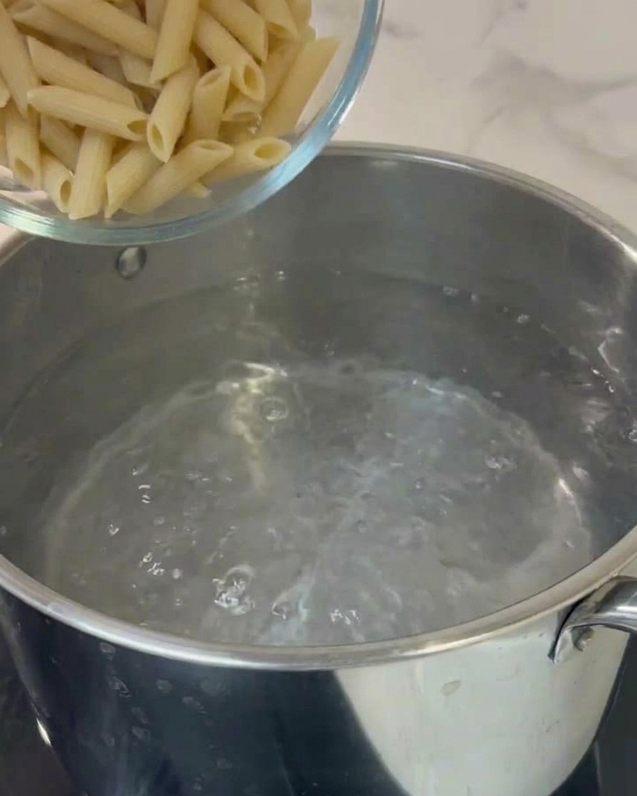鍋で茹でられているペンネパスタ。