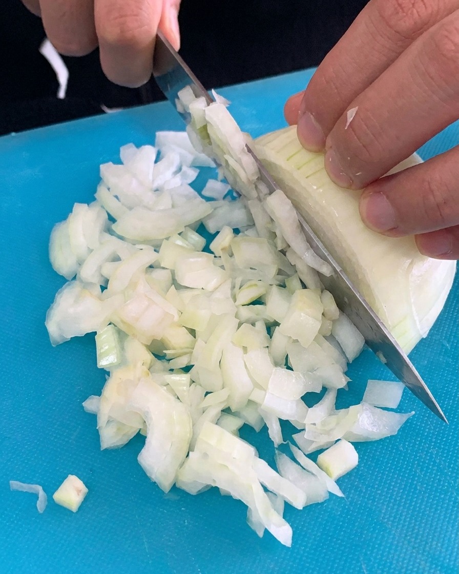 沸騰したお湯の入った鍋に乾燥ペンネを入れている様子。