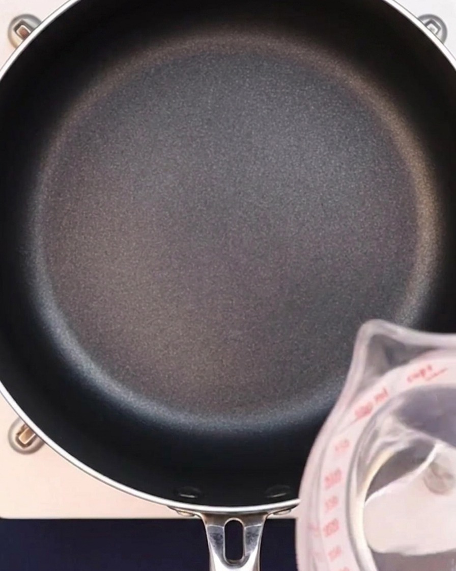 鍋に水を注いでいる様子。