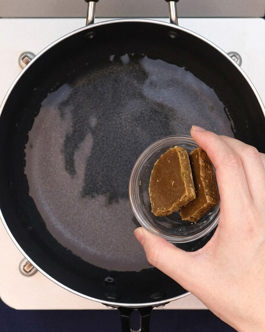 お湯の入った鍋にカレールーを入れている様子。