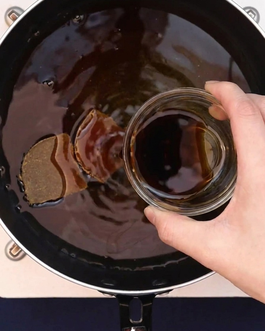 カレーつゆにみりんを加えている様子。