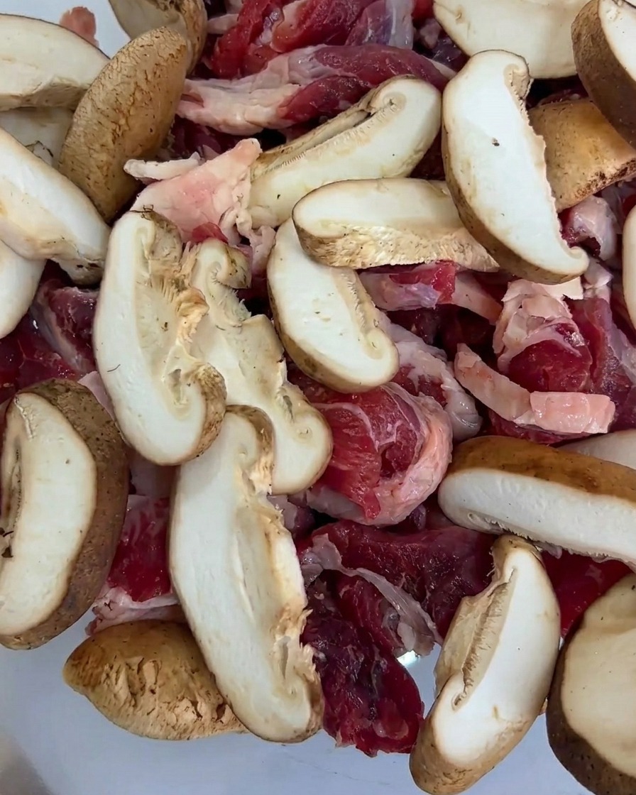 牛肉と椎茸のトレイにベビーコーンを加えた様子。
