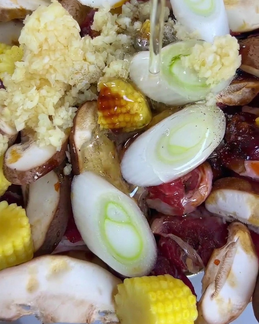 すべての材料に油を回しかけている様子。