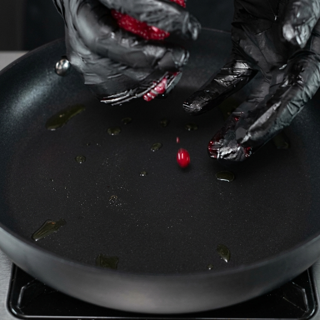 熱したスキレットに生の牛ひき肉の塊を置いている様子。