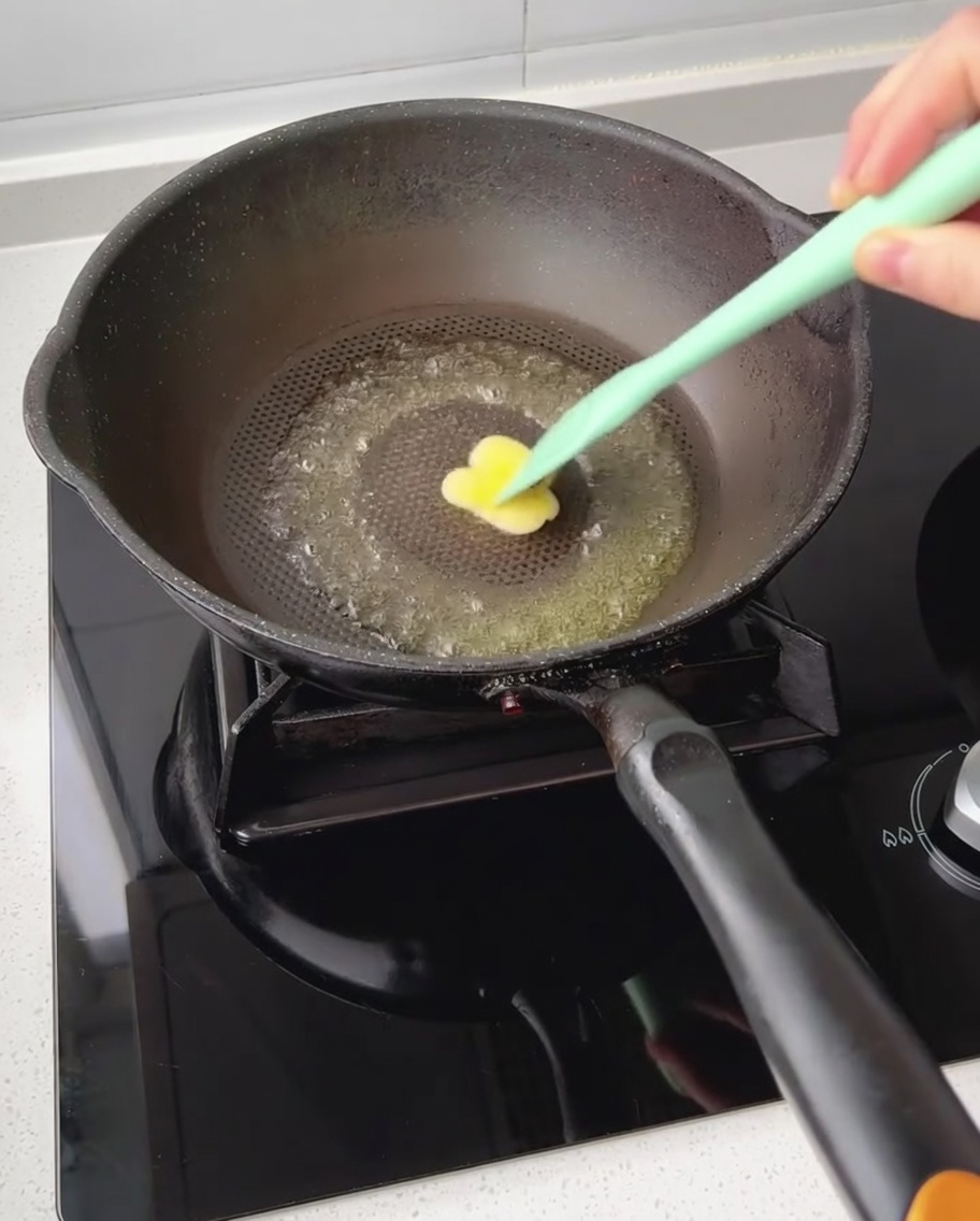 焦げ付きにくいフライパンの上でバターを溶かしている様子。