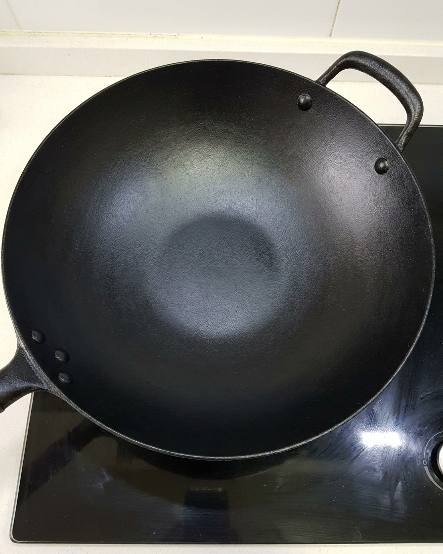 大きな鍋に冷水とポークリブを入れた様子。