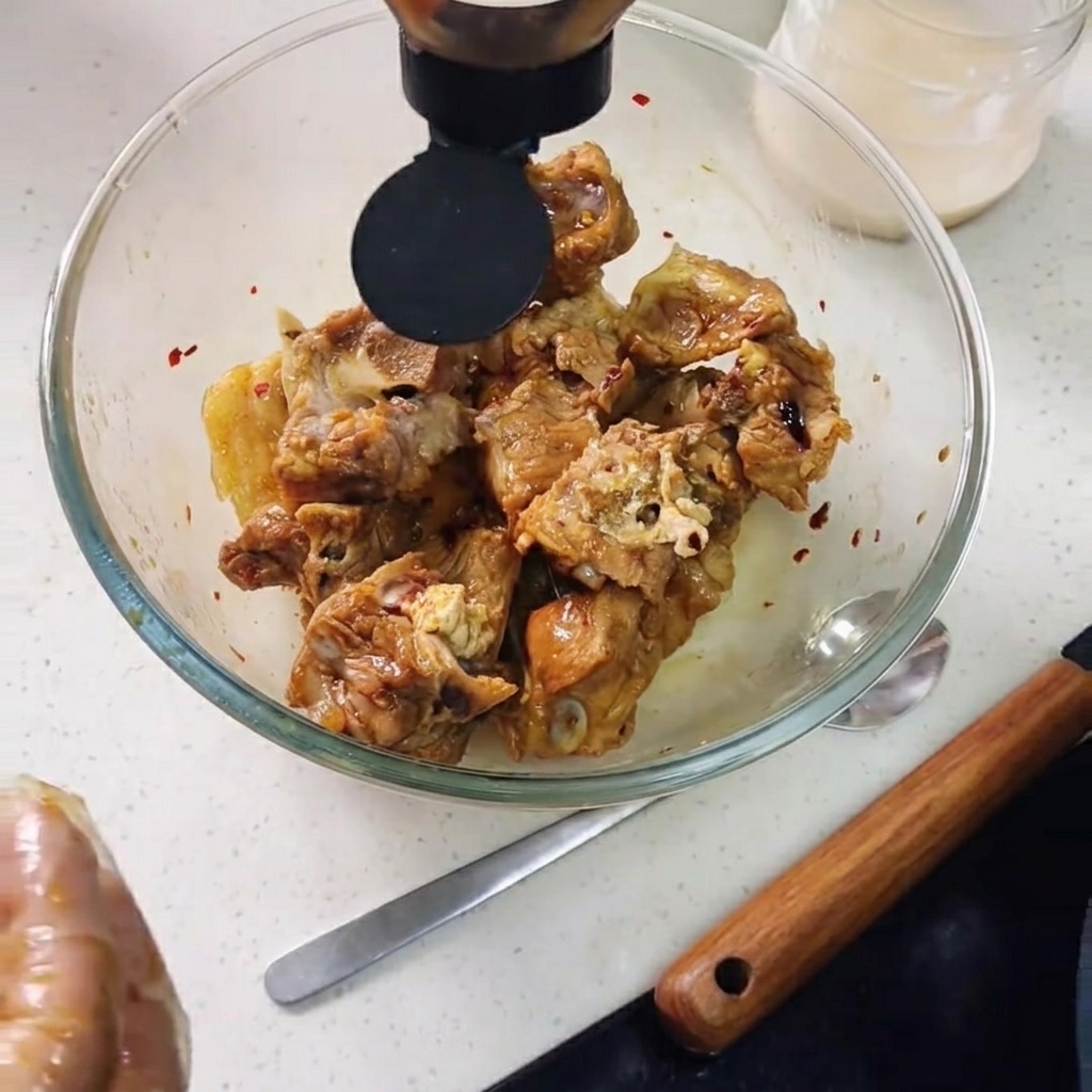 リブにオイスターソースをかけ、レモンスライスを添えている様子。