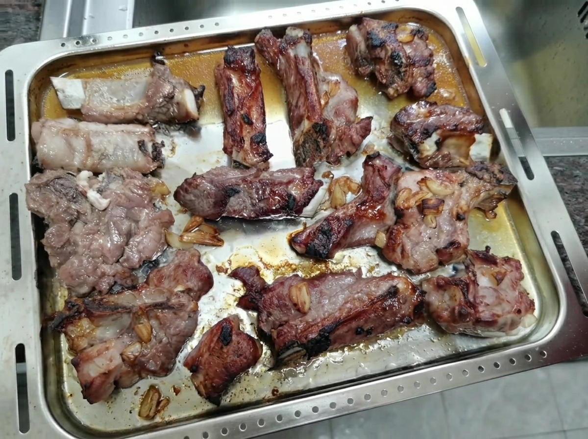 オーブンで焼かれ、キャラメル色になった豚スペアリブ。