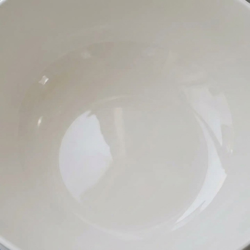 ボウルに入れられ、水の中で砂抜きをしている新鮮なあさり。