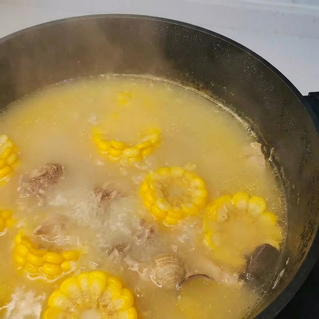 スープの鍋に昆布を投入している様子。