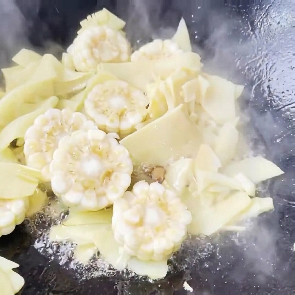 鍋に水が注がれ、煮立っている様子。