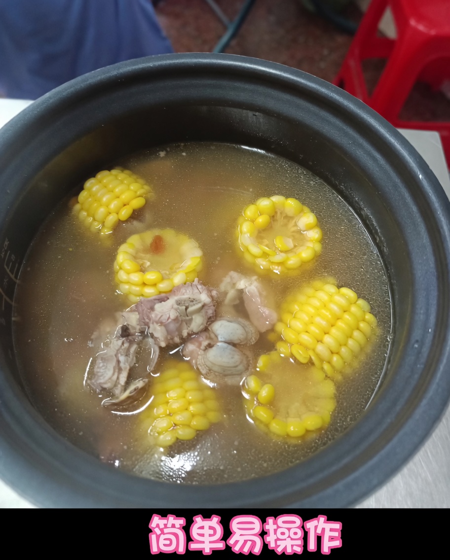 材料の入った圧力鍋に、下処理したあさりを加える様子。