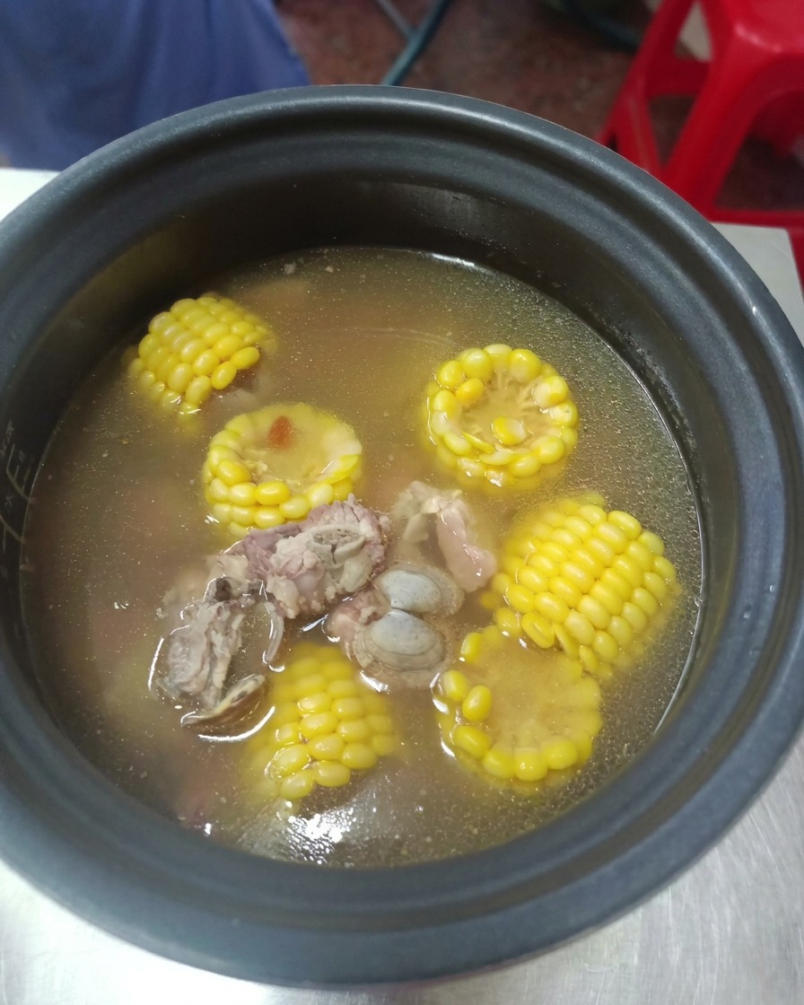 圧力鍋が開き、中から湯気とともに出来上がったスープが見える様子。