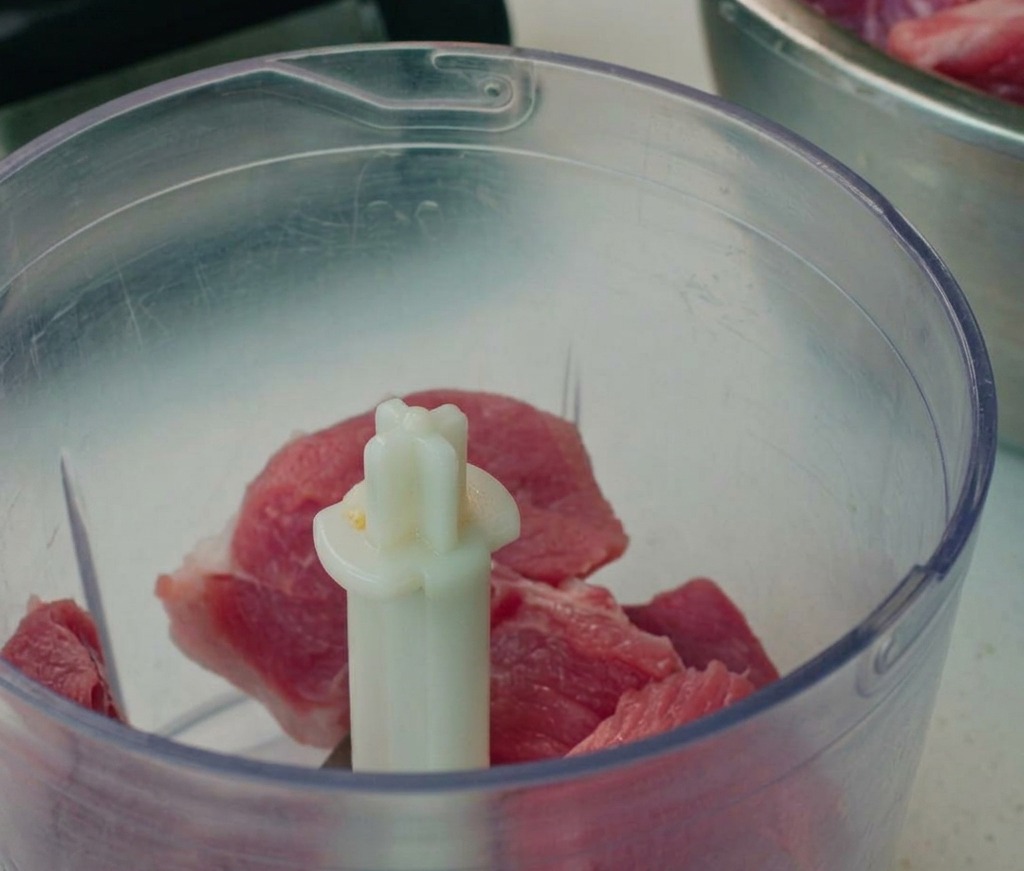 フードプロセッサーの中に入った豚のひき肉。