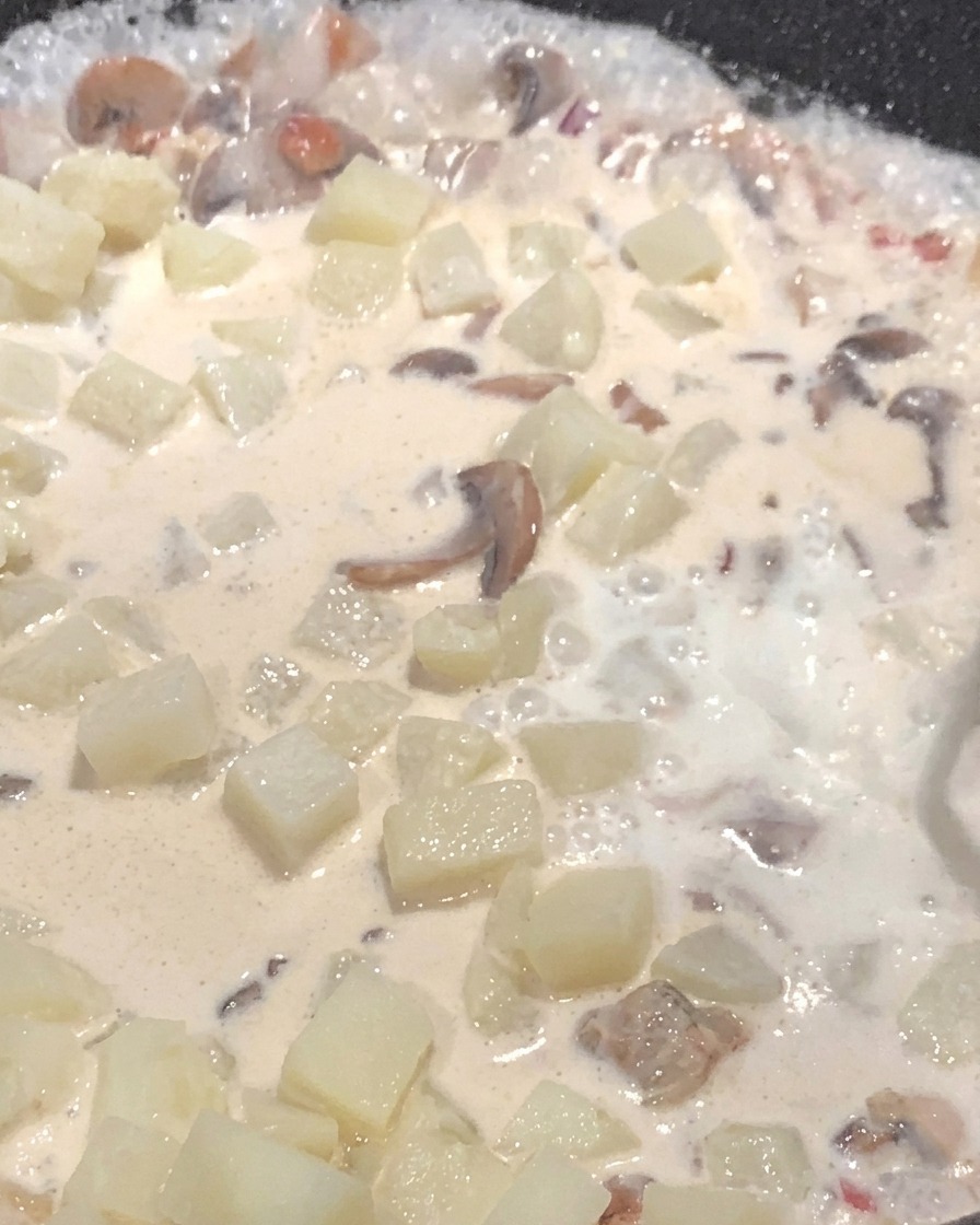 スープのベースに牛乳を加え、煮込んでいる様子。