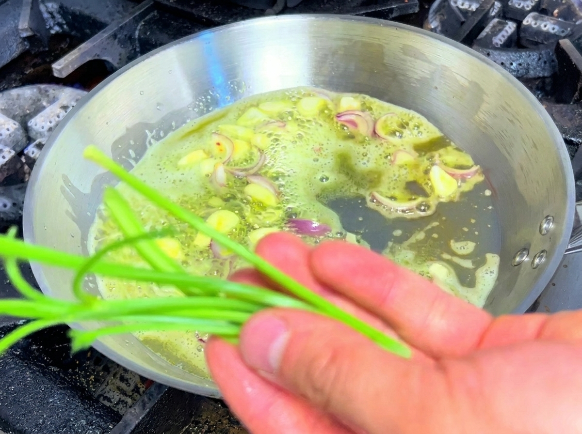 バターでニンニクやエシャロットと一緒に炒められるパセリの茎。