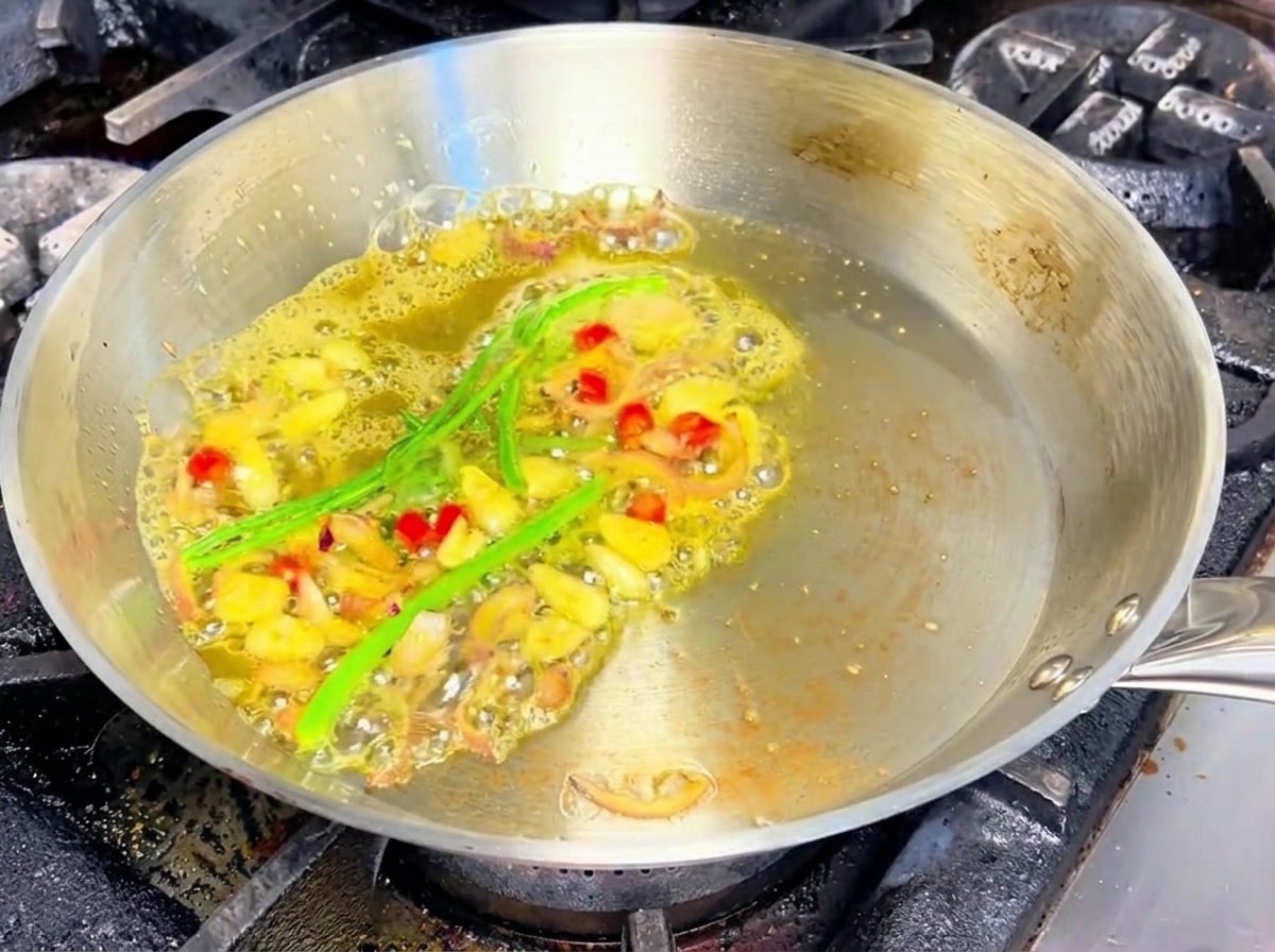 白ワインと一緒にパンで蒸し焼きにされているあさり。