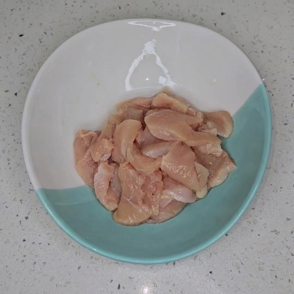 ボウルに入った下味付け済みの鶏むね肉。